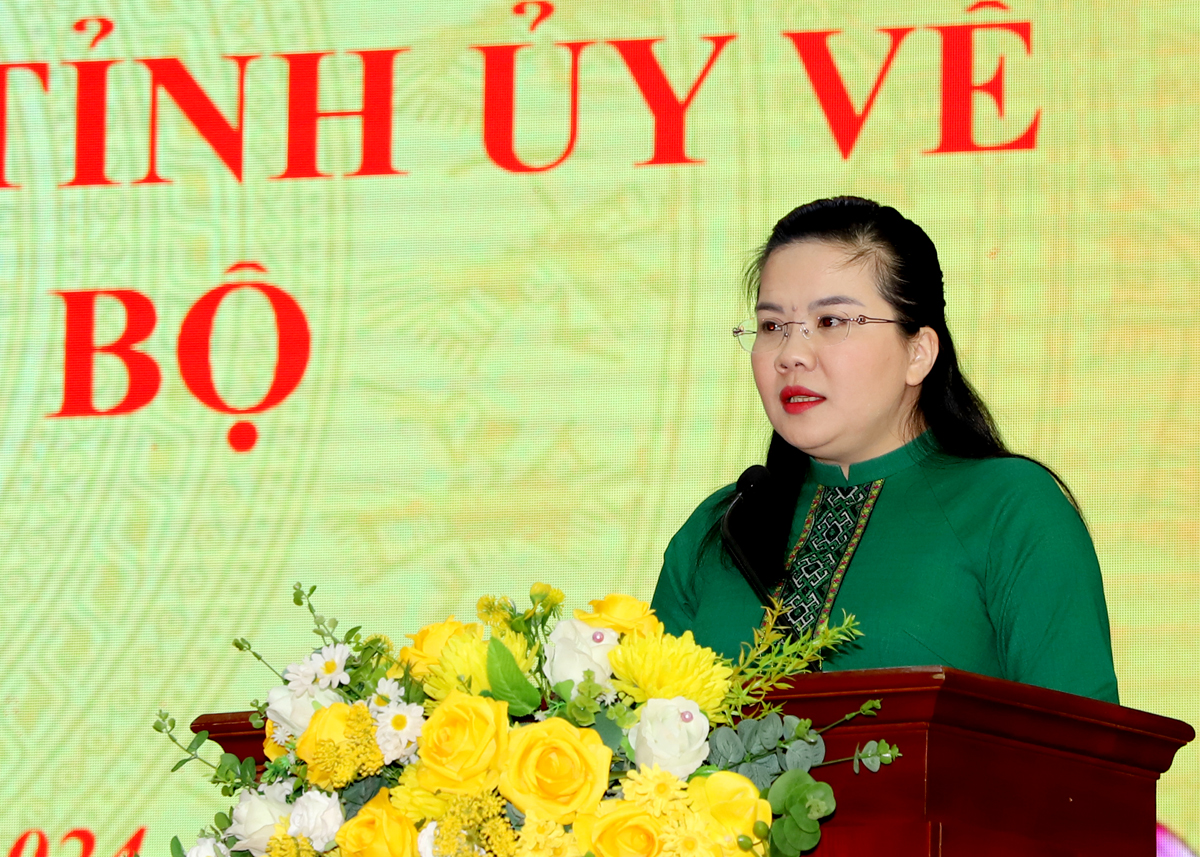 Bí thư Huyện ủy Xín Mần, Đỗ Thị Hương phát biểu nhận nhiệm vụ.