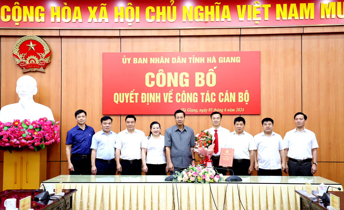 Các đồng chí lãnh đạo tỉnh, huyện Xín Mần và Sở Nông nghiệp và PTNT tặng hoa chúc mừng đồng chí Hoàng Nhị Sơn.