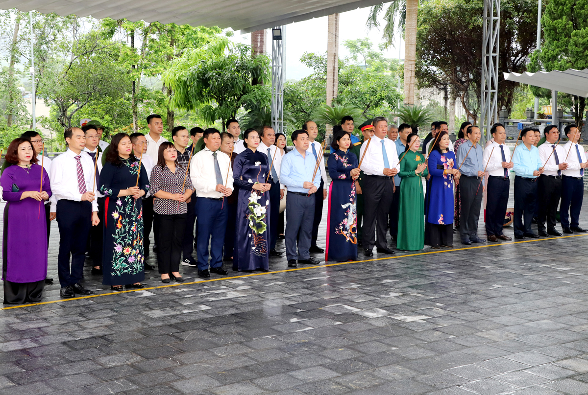 Đoàn công tác Thành ủy Hà Nội và các đồng chí lãnh đạo tỉnh Hà Giang viếng các AHLS tại Nghĩa trang Liệt sỹ Quốc gia Vị Xuyên.