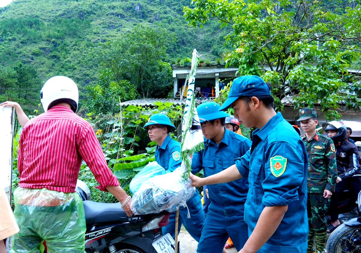 Các du khách bị mắc kẹt dưới tuyến đường xuống sông Nho Quế được hỗ trợ đến nơi an toàn.