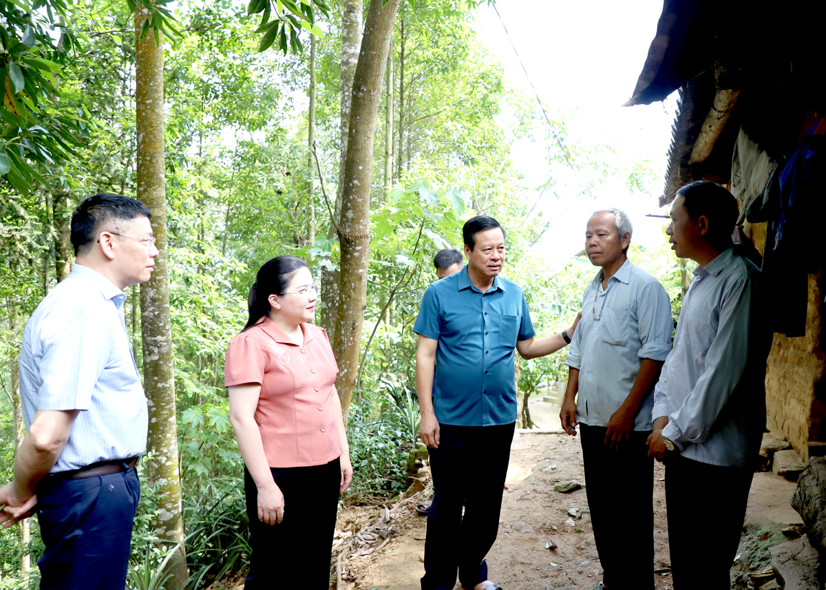 Chủ tịch UBND tỉnh Nguyễn Văn Sơn thăm hỏi đời sống người dân thôn Lùng Mở, xã Tả Nhìu.