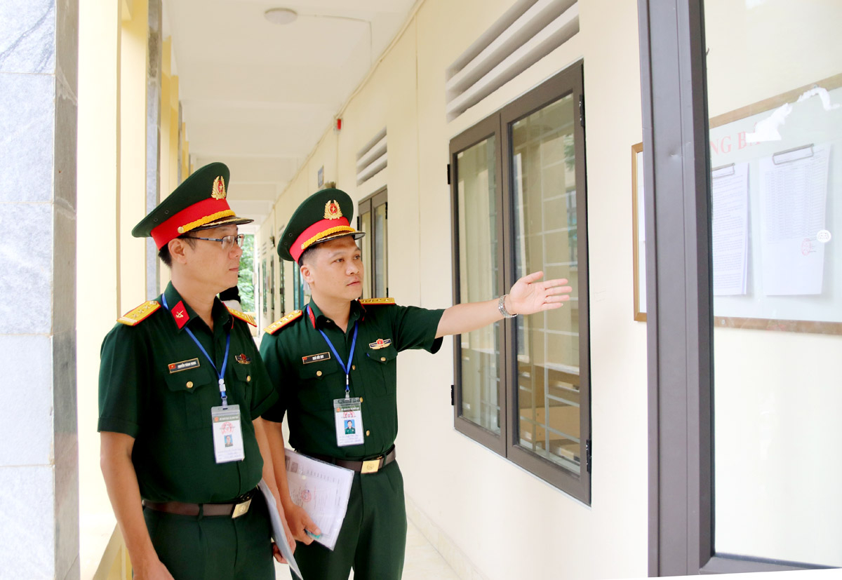 Đoàn kiểm tra công tác coi thi của Bộ GD&ĐT kiểm tra thực tế trước và trong ngày diễn ra kỳ thi tại điểm thi Trường THPT Lê Hồng Phong (TPHG).