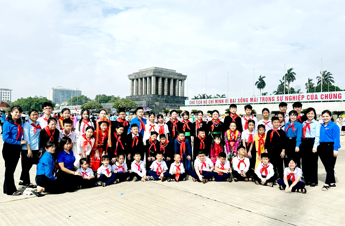 Hội đồng Đội tỉnh đưa các em thiếu niên, nhi đồng tiêu biểu về thủ đô báo công Bác Hồ.