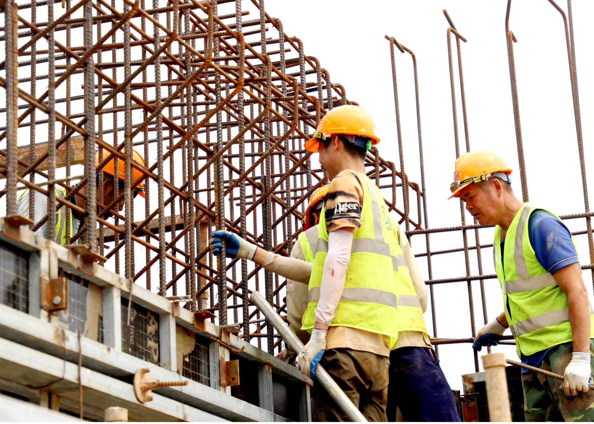 In parallel with opening the roadbed, the construction of pedestrian overpasses on the expressway has been underway.