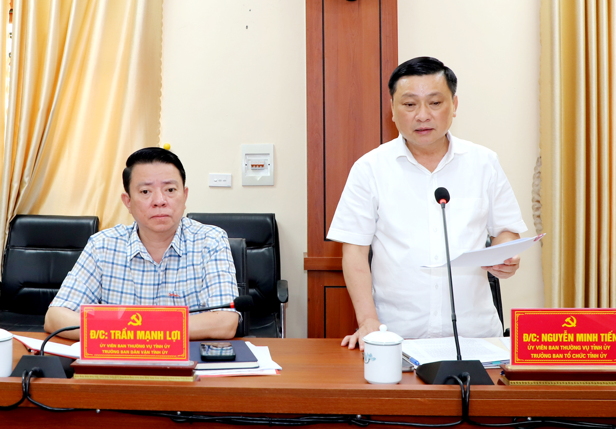 Trưởng ban Tổ chức Tỉnh ủy Nguyễn Minh Tiến thảo luận tại buổi làm việc về công tác xây dựng Đảng, hệ thống chính trị. 