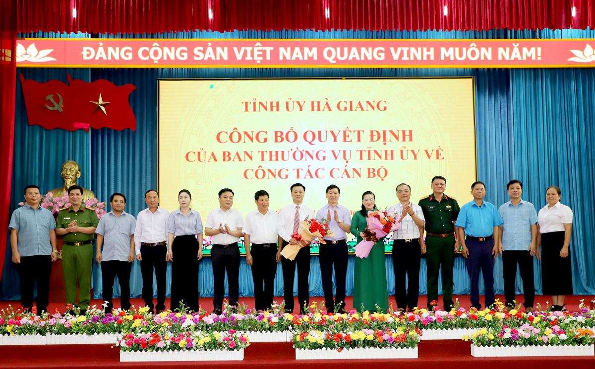 Ban Thường vụ Huyện ủy Xín Mần tặng hoa chúc mừng đồng chí Hoàng Nhị Sơn và đồng chí Đỗ Thị Hương.