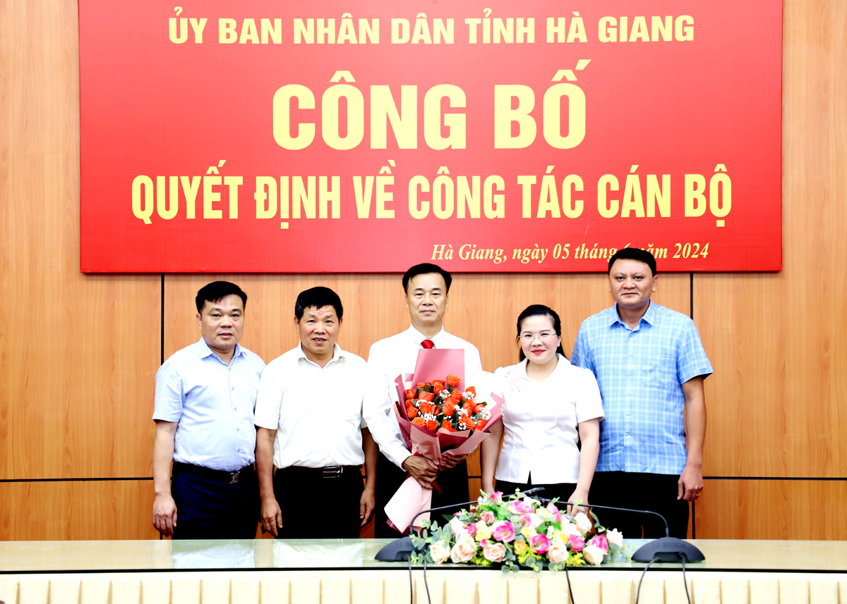 Lãnh đạo huyện Xín Mần tặng hoa chúc mừng đồng chí Hoàng Nhị Sơn.