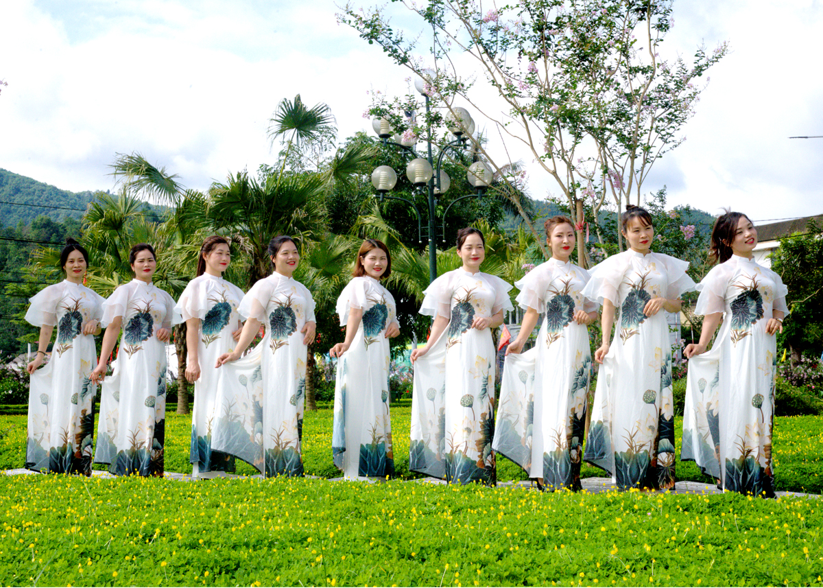 With the message Every citizen is a tourism ambassador, Quang Binh District launched the first Miss Crepe Myrtle Flower Photo Contest 2024.