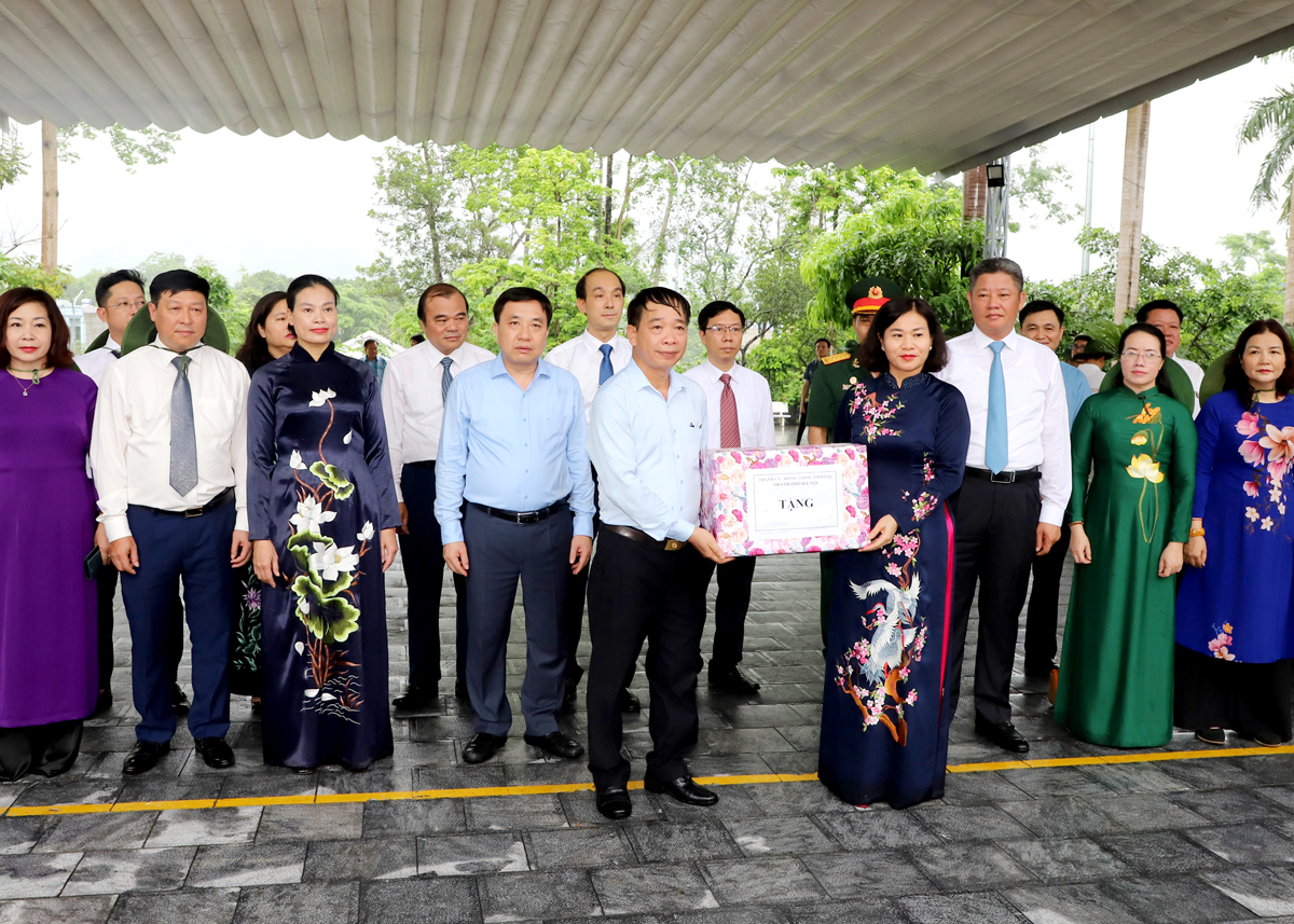 Phó Bí thư Thường trực Thành ủy Hà Nội Nguyễn Thị Tuyến tặng quà Ban quản lý tại Nghĩa trang Liệt sỹ Quốc gia Vị xuyên