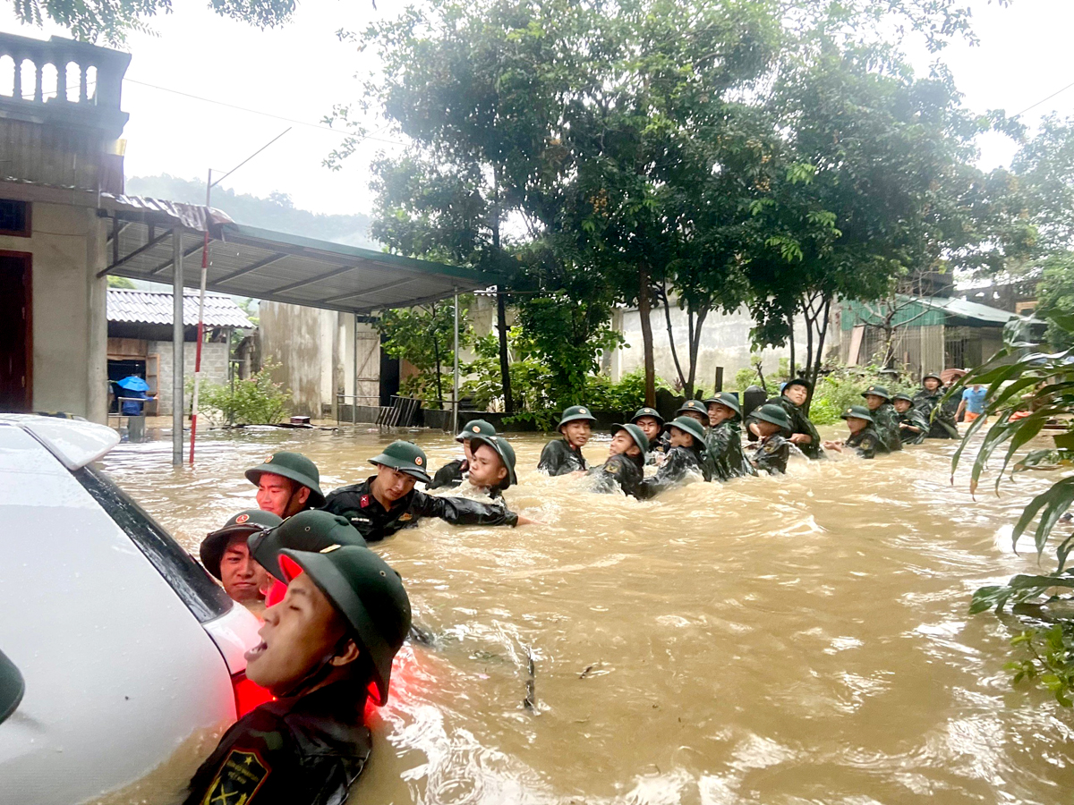 Cán bộ, chiến sỹ Bộ Chỉ huy Quân sự tỉnh giúp dân khắc phục hậu quả mưa lũ