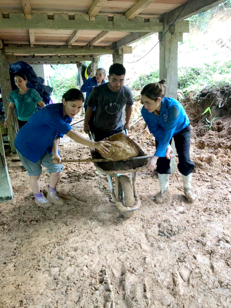Đoàn viên, thanh niên xã Thượng Sơn (Vị Xuyên) giúp người dân di chuyển đất đá bị sạt lở vào nhà.
