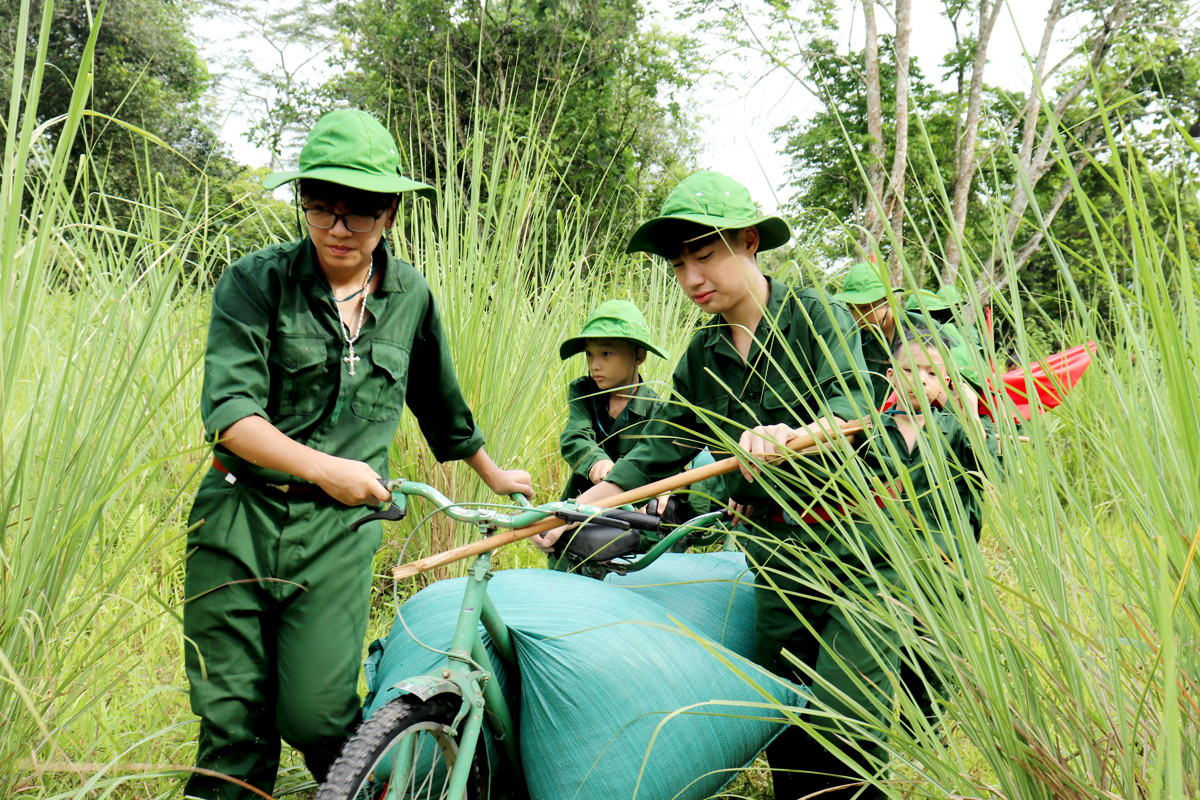 Hoạt động tải lương thực bằng xe đạp băng qua rừng