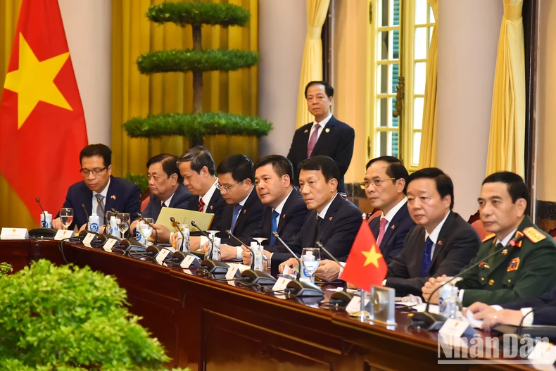 Đoàn Đại biểu Cấp cao Việt Nam tham dự buổi hội đàm.