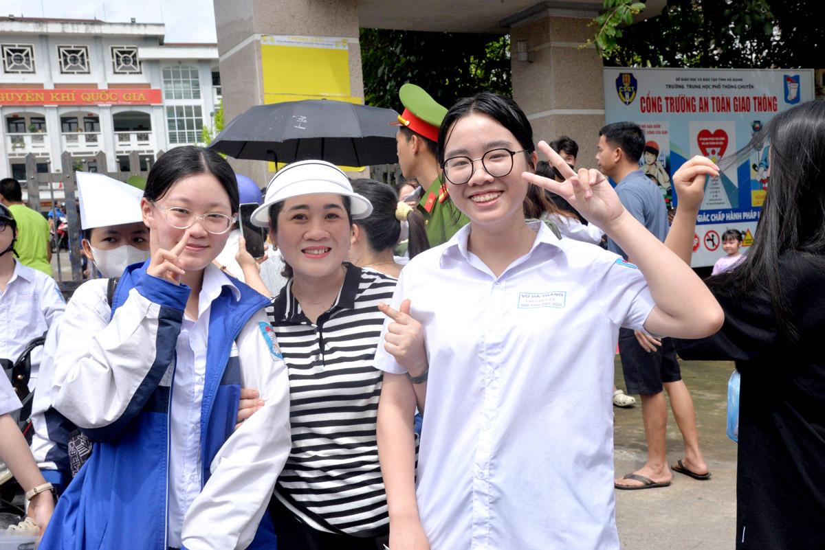 Em Lý Bảo Ngọc, lớp 12 chuyên Văn, Trường THPT Chuyên Hà Giang phấn khởi rời phòng thi môn Ngữ Văn.