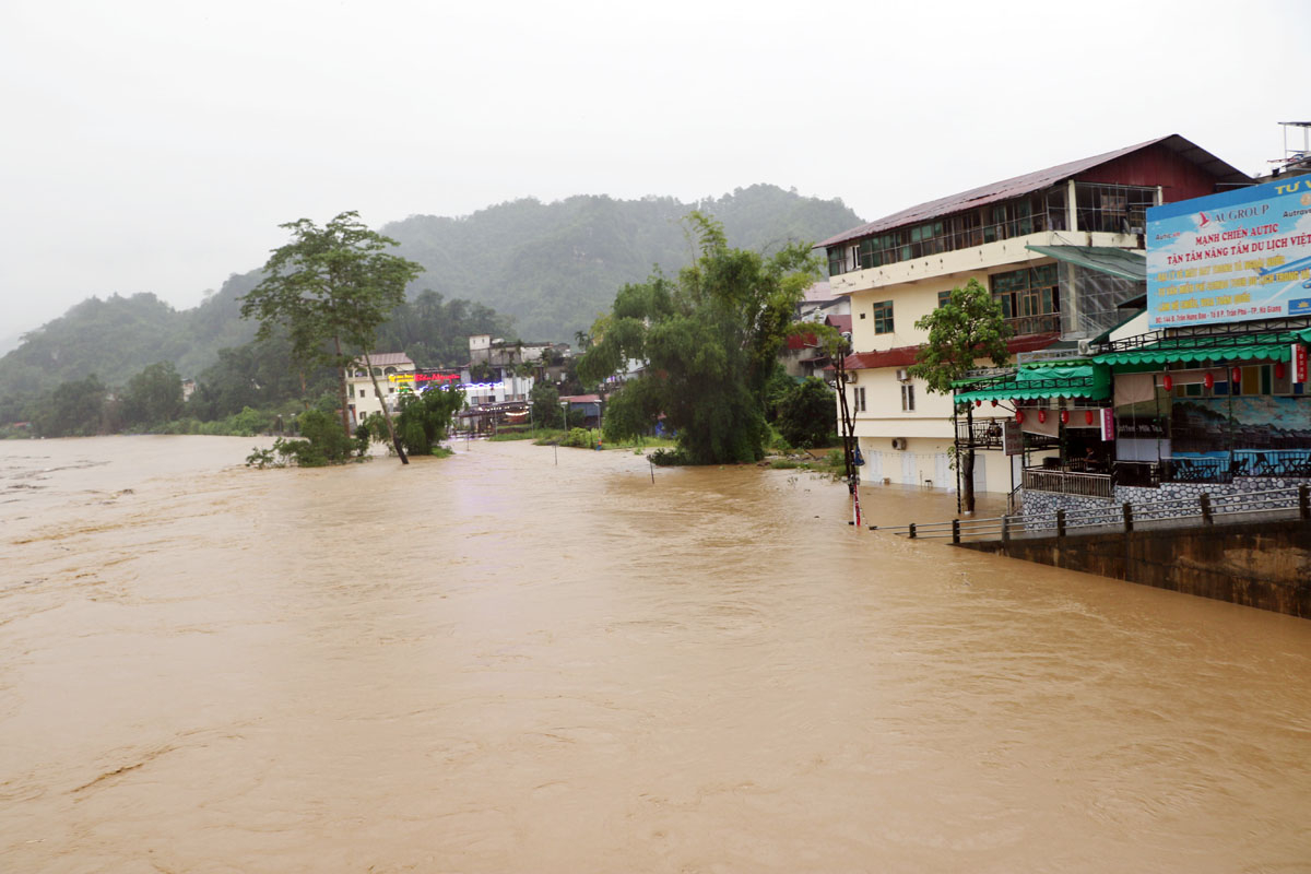 Đến khoảng 8 giờ 30 phút sáng 10.6, mực nước sông Lô vẫn tiếp tục dâng cao gây ngập lụt cho các hộ sống gần ven sông. (ảnh Hoàng Tuyến)