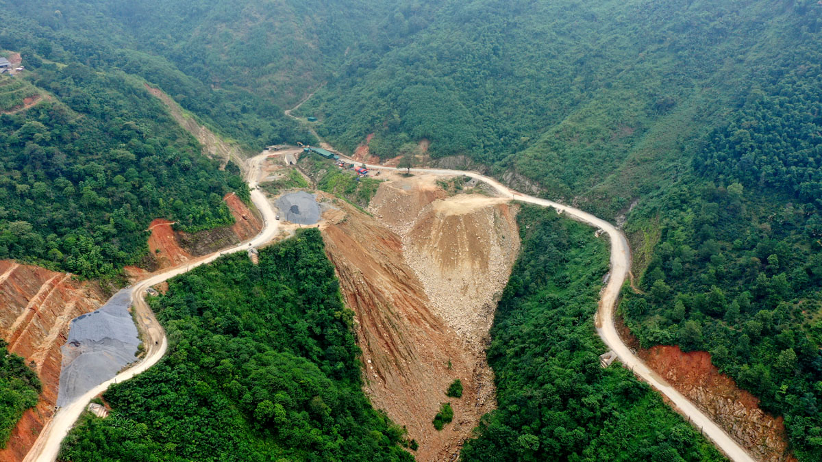 The project of renovating and upgrading Bac Quang - Xin Man Road, under the Provincial Road DT177, is one of the key traffic projects and the main artery to open up the economic flow for the western districts of Ha Giang Province. Its construction began in 2022, with a total investment of nearly 1,500 billion VND. Up to now, the opening of the roadbed for the entire route has almost been completed.