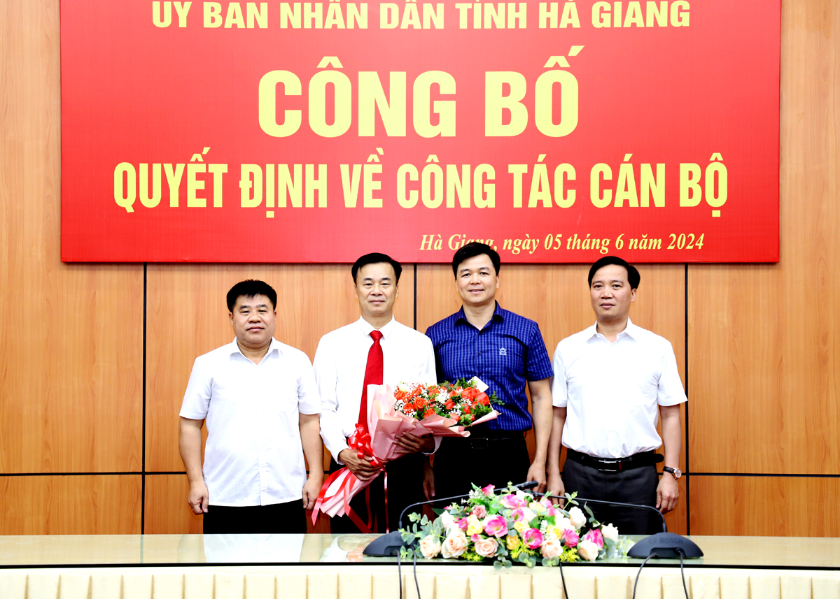 Ban Giám đốc Sở Nông nghiệp và PTNT tặng hoa chúc mừng đồng chí Hoàng Nhị Sơn.