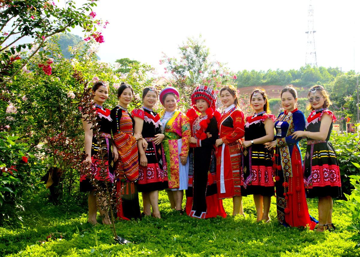 National costumes blend with the colours of crepe myrtle flowers.