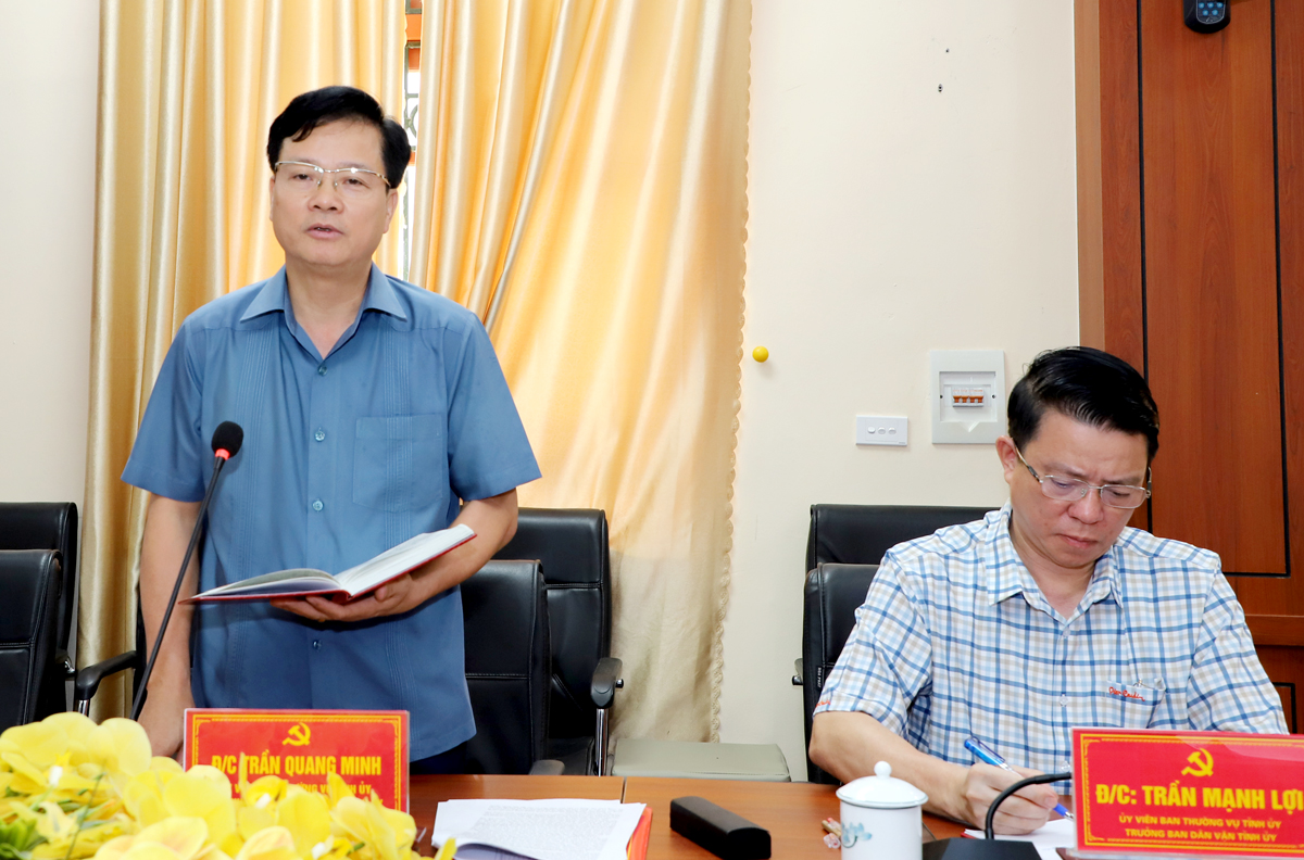 Chủ nhiệm UBKT Tỉnh ủy Trần Quang Minh thảo luận về công tác kiểm tra, giám sát Đảng tại buổi làm việc. 
