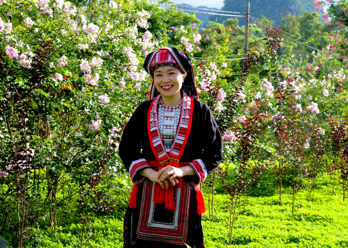 Dao ethnic girls next to crepe myrtle flowers.