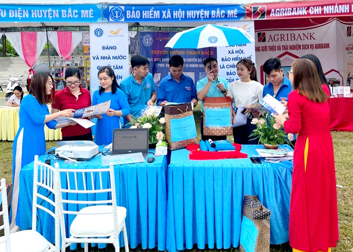 Gian hàng tư vấn chính sách bảo hiểm của Bảo hiểm xã hội Bắc Mê.
