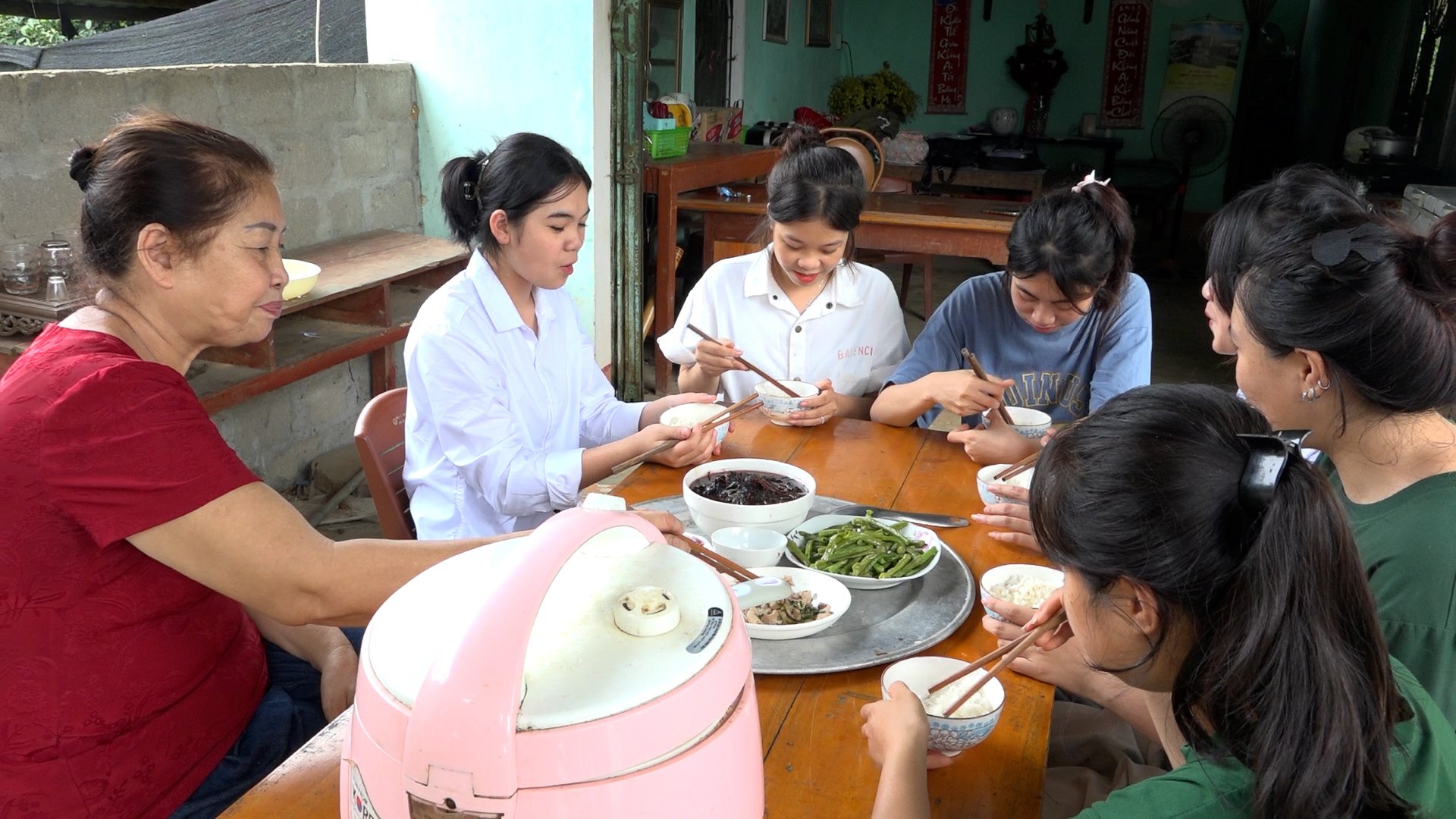 Bà Vũ Thị Liên, xã Hùng An (Bắc Quang) giúp đỡ 6 học sinh xa điểm thi có chỗ ăn, nghỉ miễn phí (Ảnh: Thanh Loan)