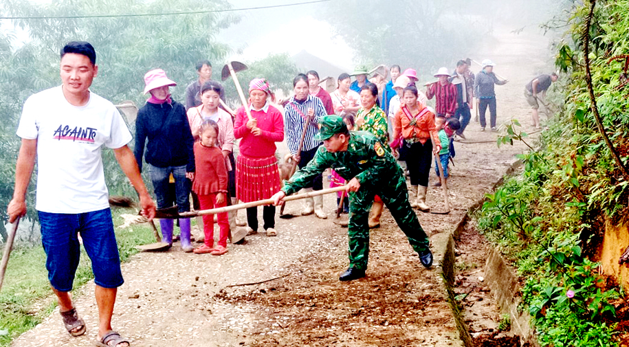 Cán bộ và nhân dân xã Lao Chải (Vị Xuyên) tham gia vệ sinh đường làng, ngõ xóm.