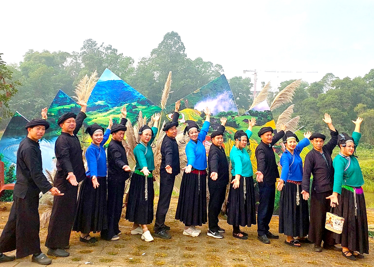 Members of the Nung ethnic folk arts club in CocPai Town.