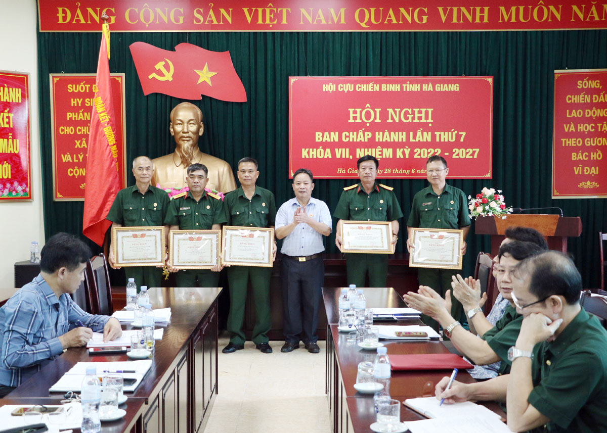 Lãnh đạo Hội CCB tỉnh trao Bằng khen của BCH T.Ư Hội CCB Việt Nam cho các tập thể và cá nhân