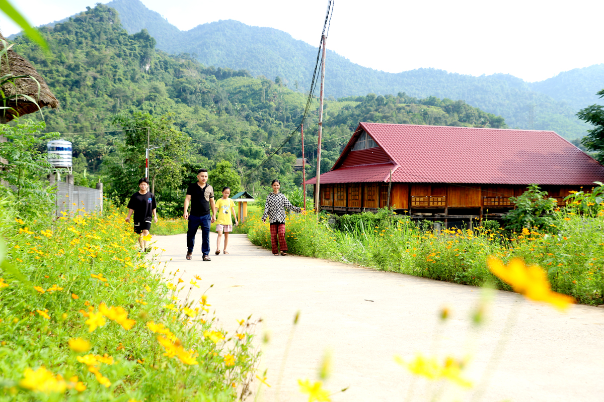 Những tuyến đường Nông thôn mới kiểu mẫu ở xã Tùng Bá (Vị Xuyên) luôn ngập tràn cây, hoa cảnh quan. 
