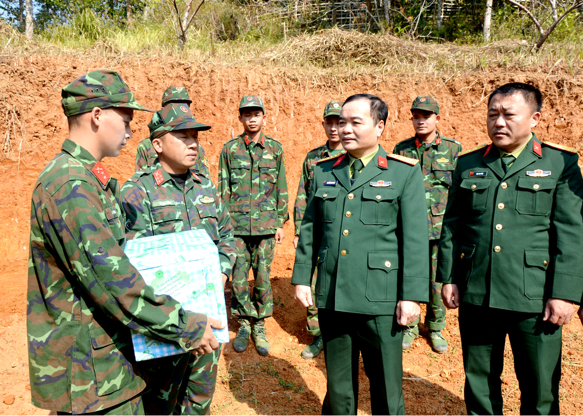 Lãnh đạo Bộ Chỉ huy Quân sự tỉnh đón chiến sỹ mới về huấn luyện tại Trung đoàn 877. Ảnh: CTV