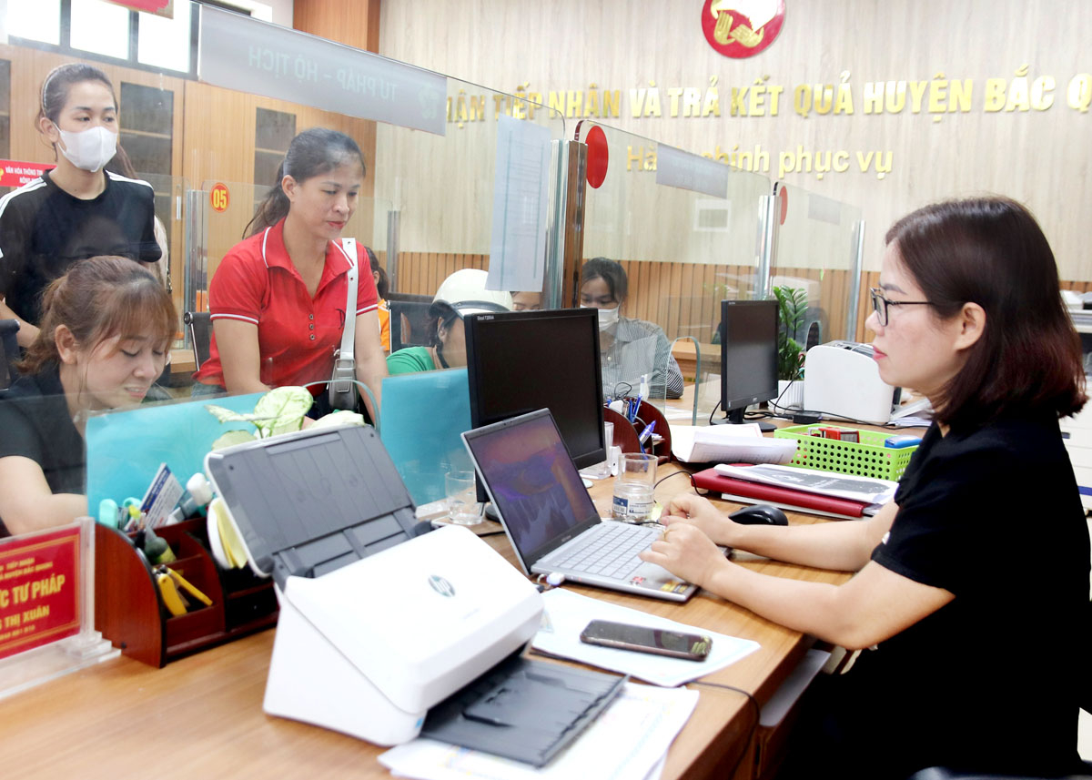 Cán bộ bộ phận tiếp nhận và trả kết quả huyện Bắc Quang giải quyết thủ tục hành chính cho người dân.