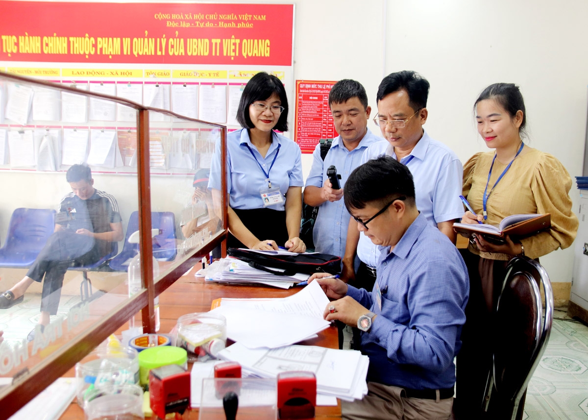 Đoàn kiểm tra công vụ huyện Bắc Quang kiểm tra việc thực thi công vụ tại bộ phận “một cửa” thị trấn Việt Quang.   