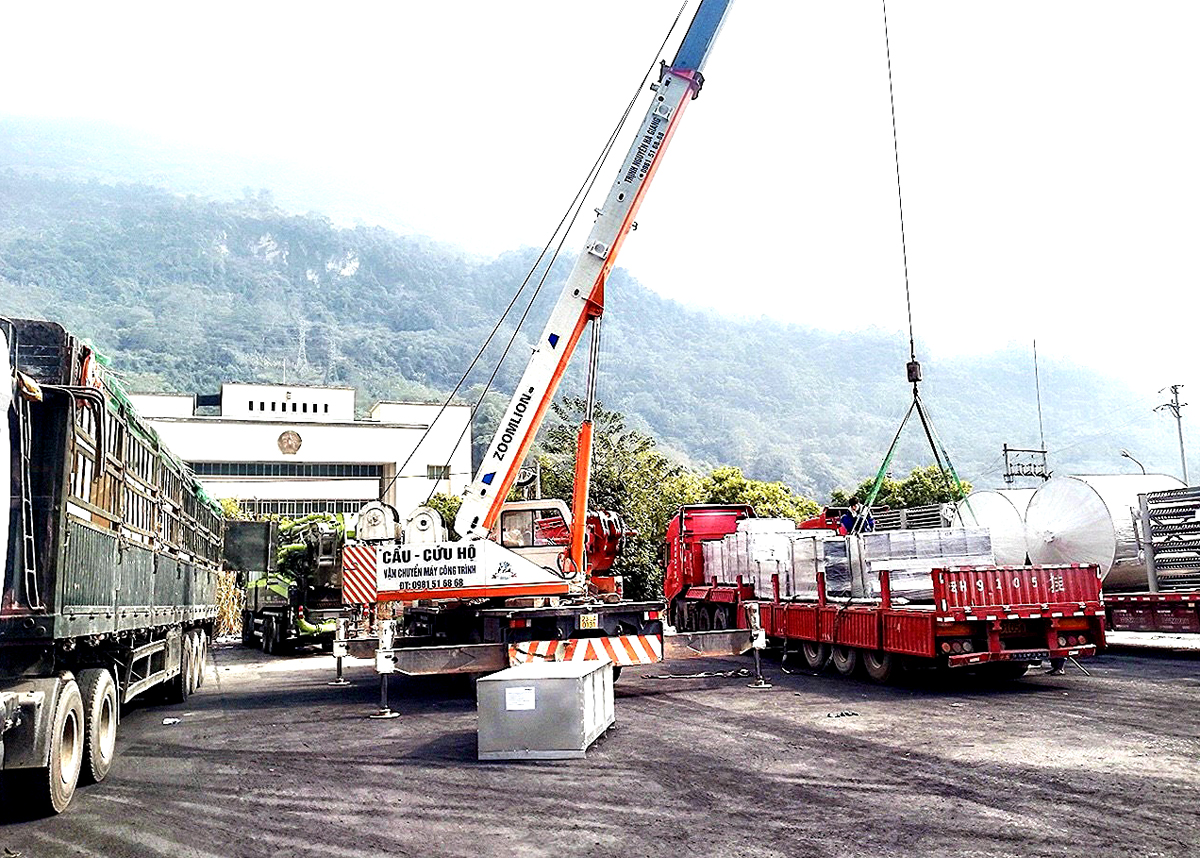 Nhập khẩu thiết bị nhà máy thủy điện qua Cửa khẩu Quốc tế Thanh Thủy.