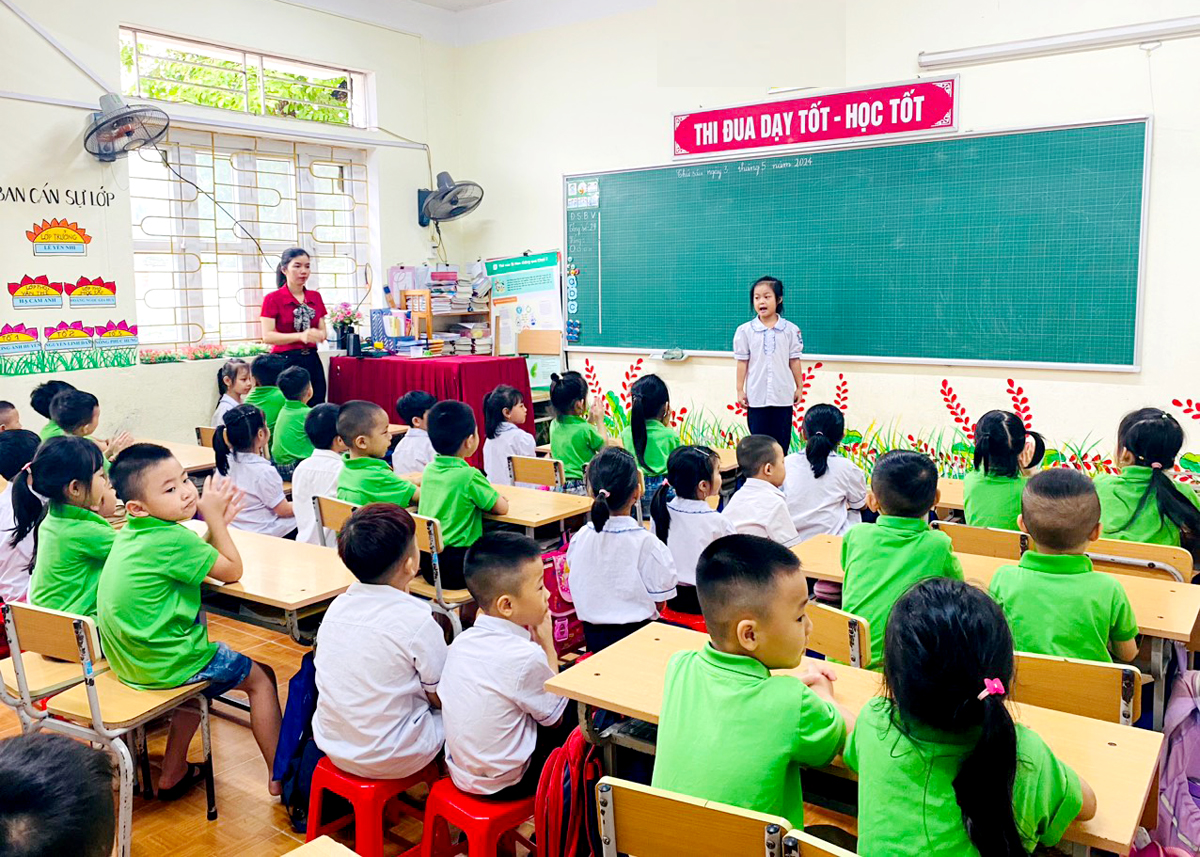Học sinh lớp 5 tuổi, Trường Mầm non Quang Trung (thành phố Hà Giang) trải nghiệm làm quen với môi trường lớp 1.