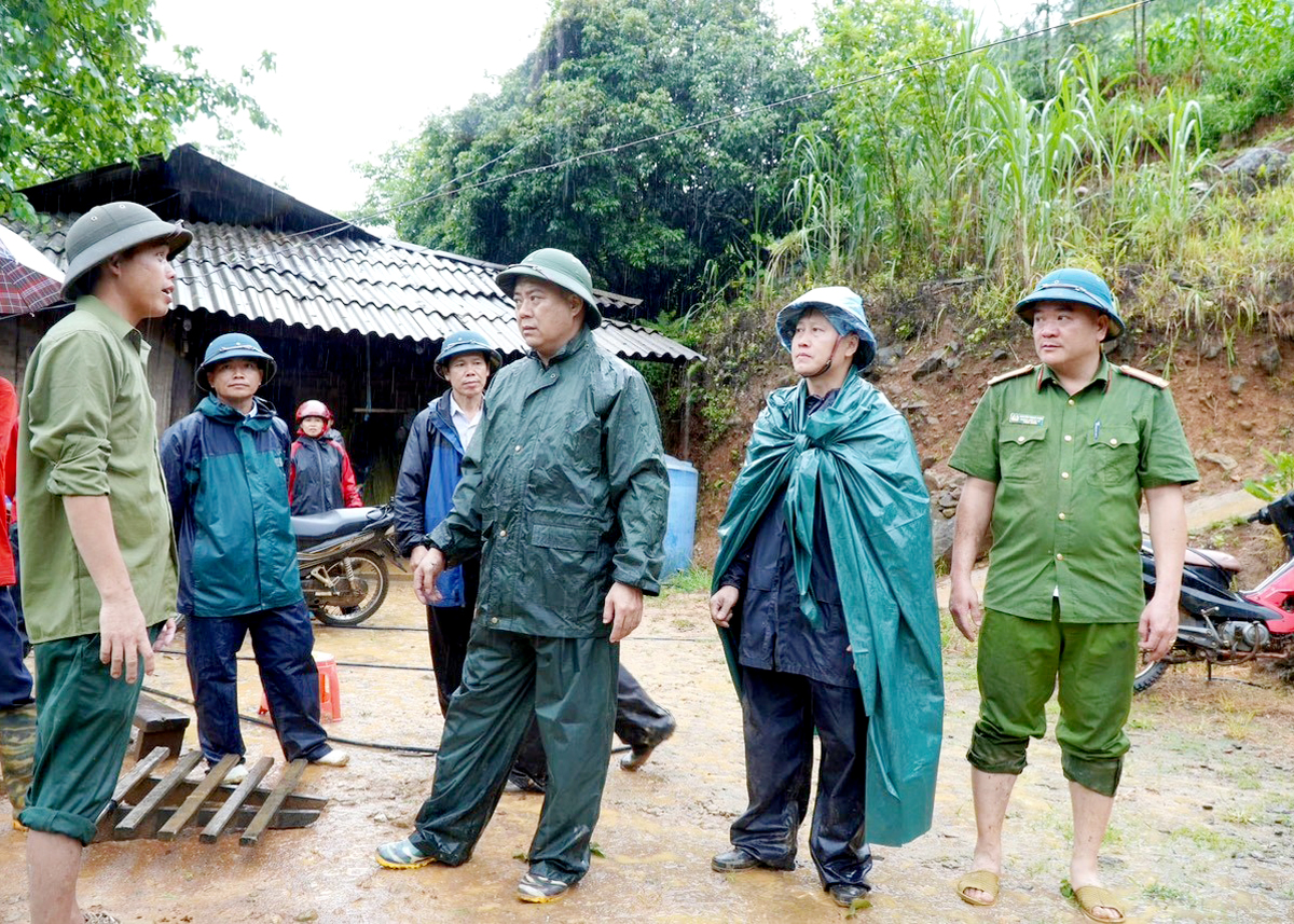 Công an xã Tát Ngà cùng lãnh đạo huyện thăm hỏi, hỗ trợ người dân vùng bị ảnh hưởng do thiên tai, bão lũ. 													Ảnh: CTV