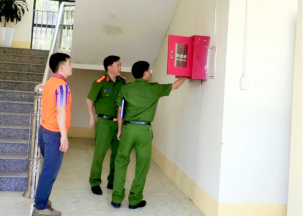Công an huyện Yên Minh kiểm tra công tác đảm bảo an toàn tại các điểm thi trên địa bàn.