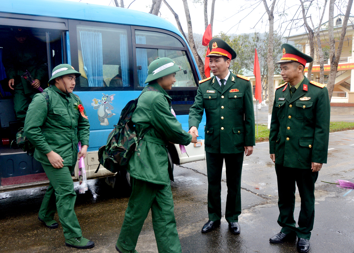 Lãnh đạo Bộ Chỉ huy Quân sự tỉnh động viên cán bộ, chiến sỹ làm nhiệm vụ hành quân dã ngoại xây dựng cơ sở vững mạnh. Ảnh: CTV