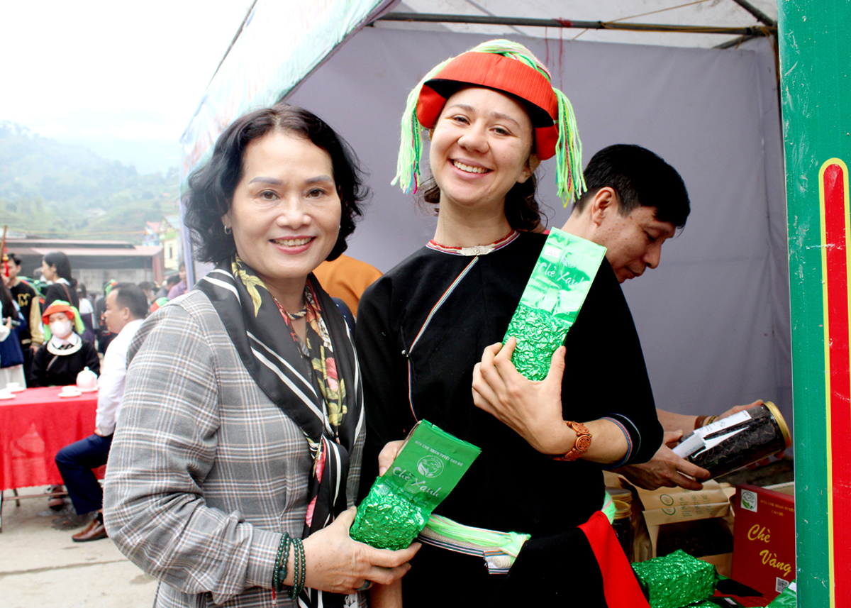 Du khách yêu thích sản phẩm chè Shan tuyết Cao Bồ.