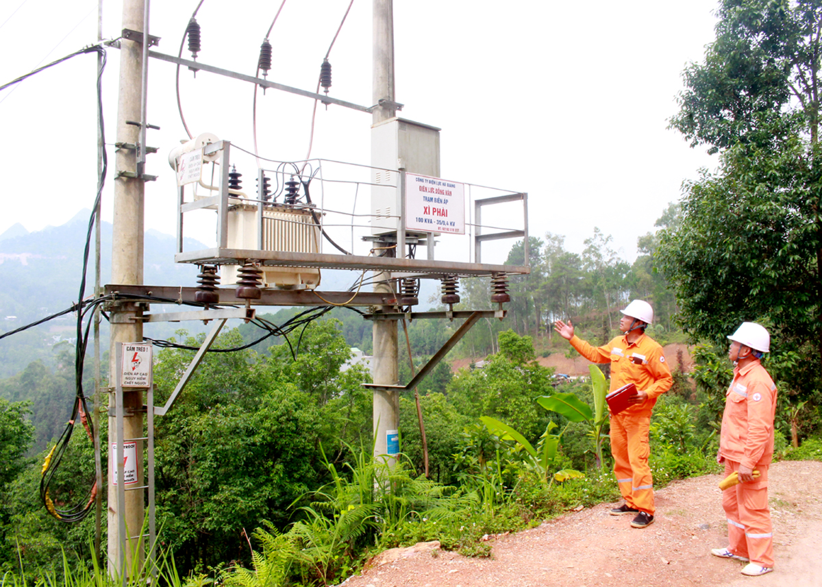 Cán bộ Điện lực Đồng Văn kiểm tra định kỳ đường dây và trạm biến áp.
