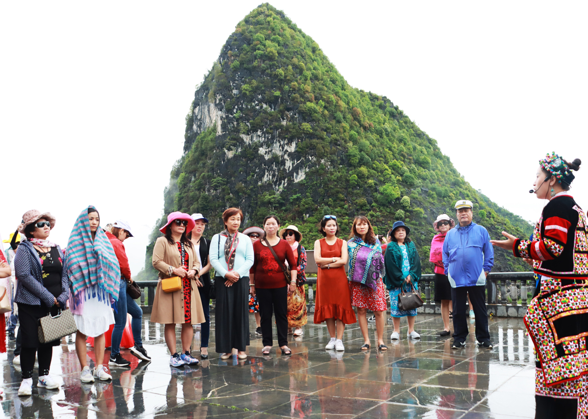 Du khách tham quan tại khu vực Tượng đài Thanh niên xung phong trên đèo Mã Pì Lèng, huyện Mèo Vạc.