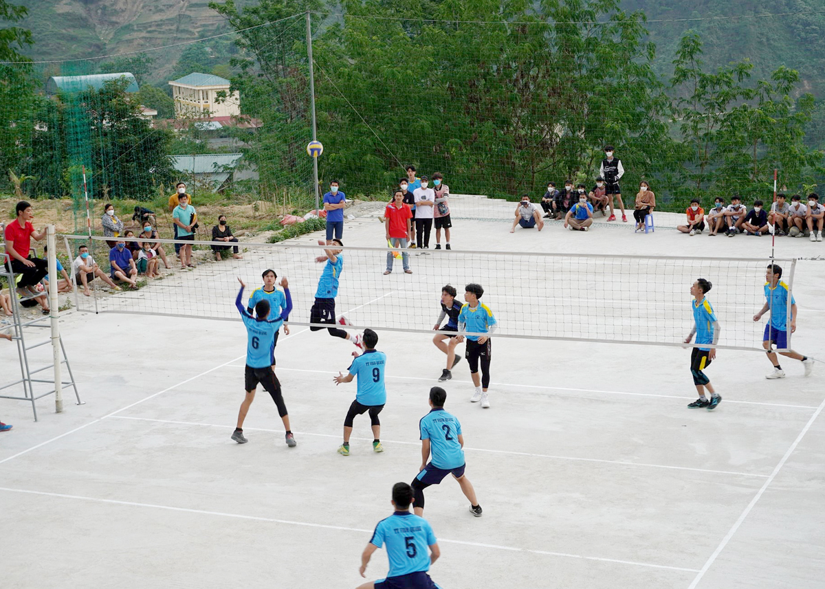 Người dân thị trấn Vinh Quang (Hoàng Su Phì) luyện tập thể thao.