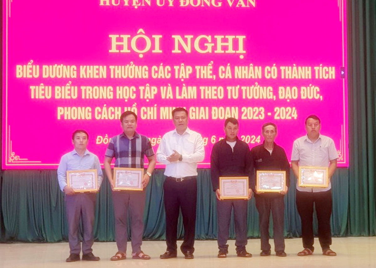 Lãnh đạo huyện Đồng Văn khen thưởng cho các cá nhân có thành tích tiêu biểu trong học tập và làm theo Bác.