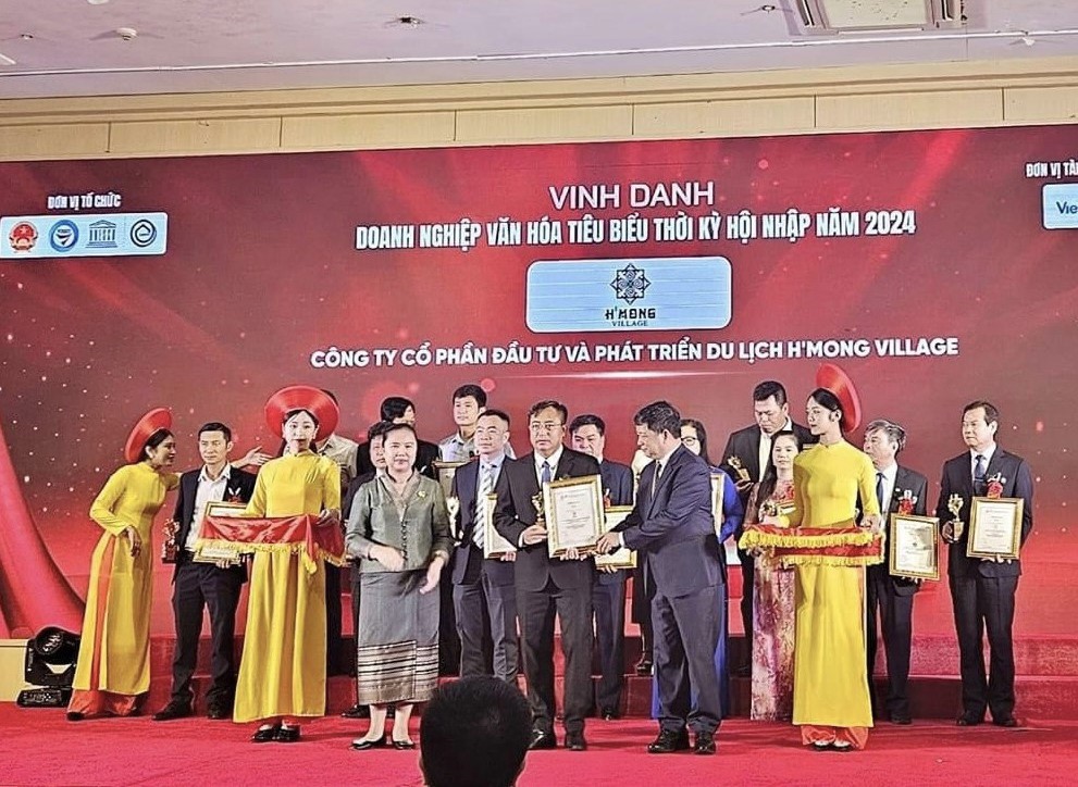 Ban tổ chức trao danh hiệu cho Công ty Cổ phần đầu tư và phát triển du lịch Hmong Village. Ảnh CTV  