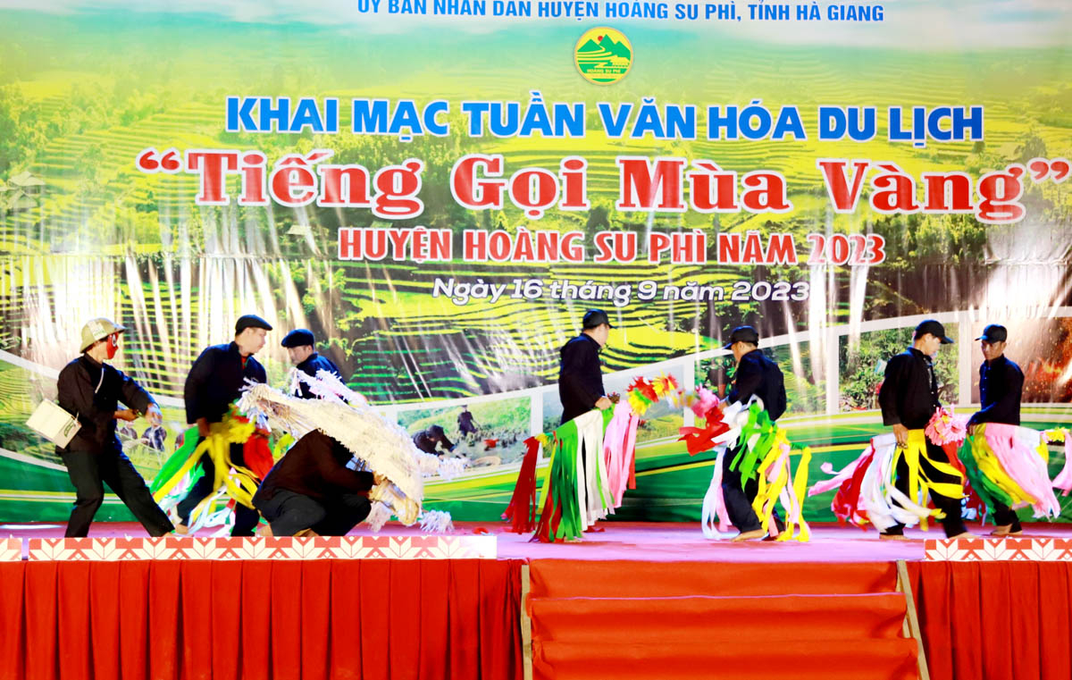 Các nghệ nhân trình diễn điệu múa Ngựa giấy truyền thống của dân tộc Nùng tại Tuần văn hóa du lịch huyện Hoàng Su Phì năm 2023.