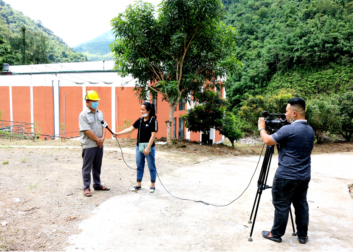 Cán bộ Trung tâm Văn hóa, Thể thao và Du lịch huyện Quản Bạ tác nghiệp tại cơ sở.                               Ảnh: LÊ HẢI