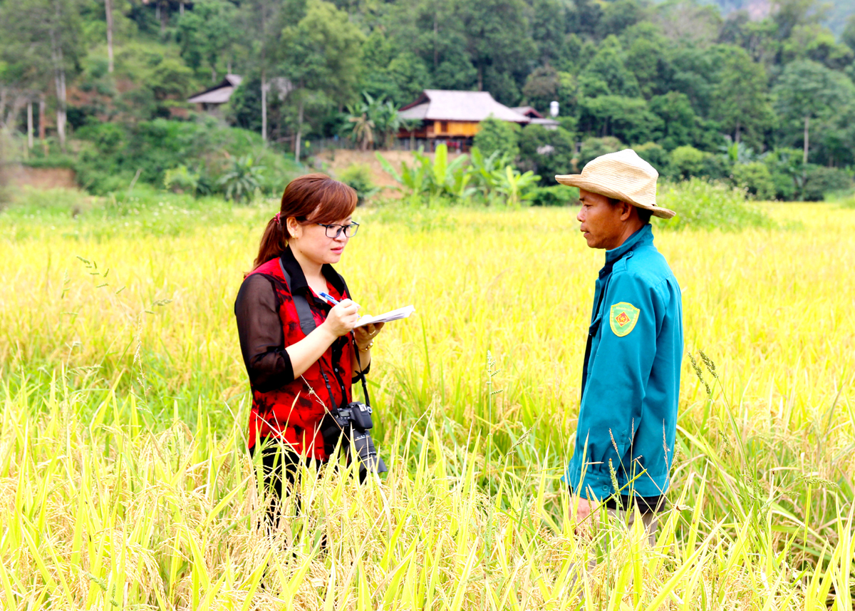 Phóng viên Báo Hà Giang tác nghiệp ở cơ sở.
