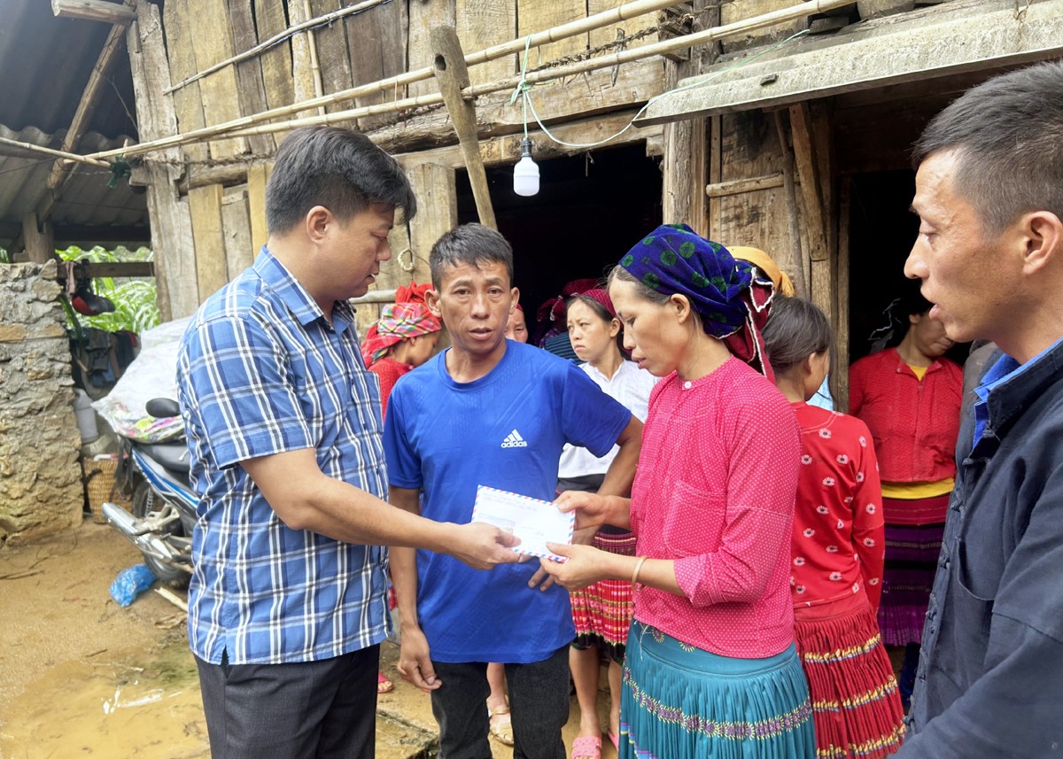 Lãnh đạo huyện Mèo Vạc thăm hỏi gia đình có nạn nhân bị đuối nước tại xã Giàng Chu Phìn.