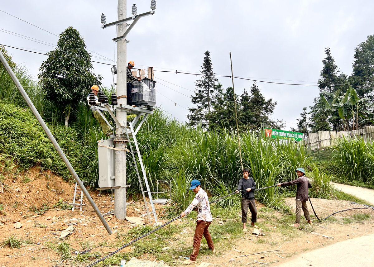 Điện lưới quốc gia đang về vùng biên giới Sì Lò Phìn, xã Tùng Vài (Quản Bạ).