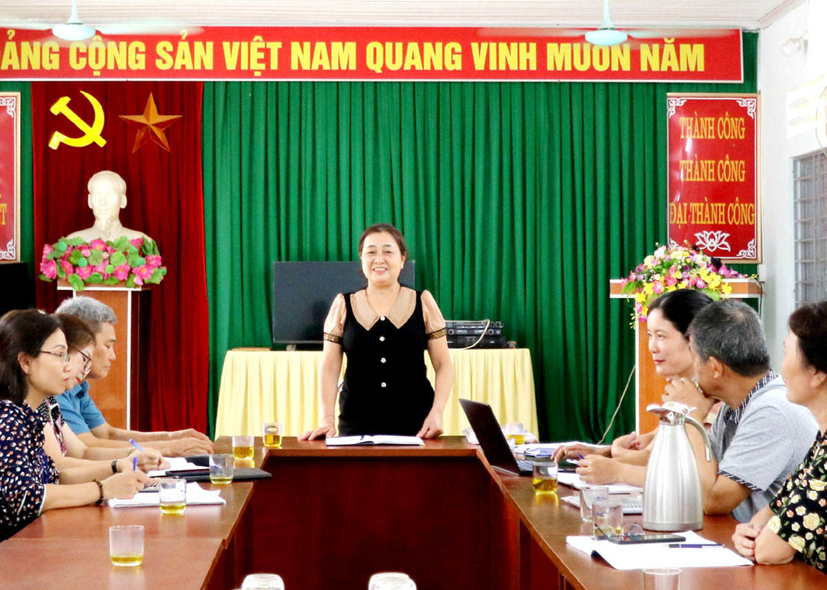 Bí thư Chi bộ tổ 3, phường Quang Trung (thành phố Hà Giang) Hoàng Thị Phấn triển khai nhiệm vụ tại buổi sinh hoạt chi bộ.